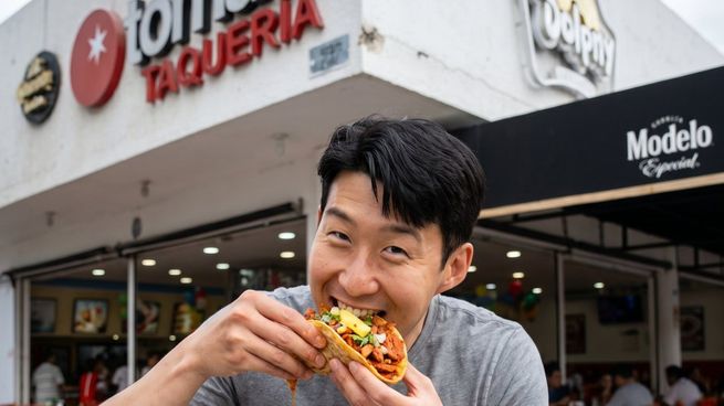 Heung-min Son, la máxima figura de la Selección de Corea del Sur, aprovechó un momento libre y con dos compañeros y su padre salieron a disfrutar de unos ricos tacos por Guadalajara.﻿