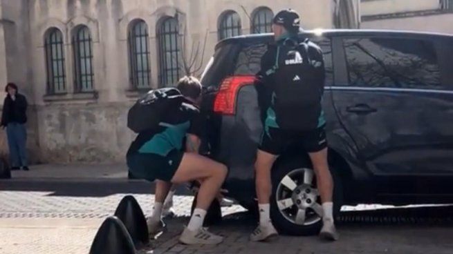 Los All Blacks, selección de rugby de Nueva Zelanda, ayudaron a levantar un auto estancado en la Ciudad de Buenos Aires.
