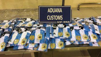 aduana: secuestran 302 camisetas de futbol nuevas y originales