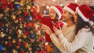 Crear manualidades de Navidad es la excusa perfecta para pasar tiempo en familia.