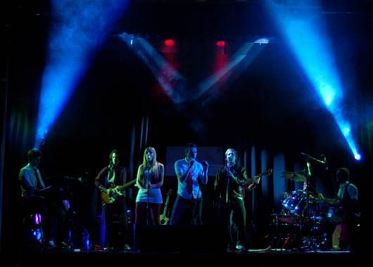 La banda presenta nueve temas de su disco en medio de una obra de teatro