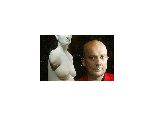Marc Quinn junto a otra de sus provocadoras obras.