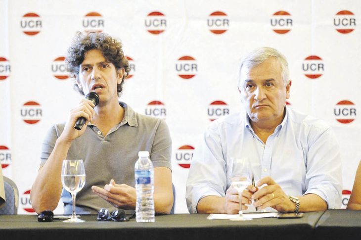 Elecciones. El senador porteño Martín Lousteau y el gobernador de Jujuy, Gerardo Morales, ayer en la ciudad de Mar del Plata durante el encuentro del radicalismo.
