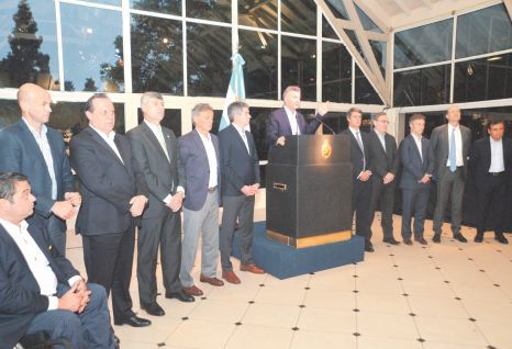 Ayer en la Quinta de Olivos el presidente Macri convocó a los principales empresarios y banqueros del país, inquieto por la falta de inversiones, la alta inflación y los despidos. Rodeado de su gabinete, luego saludó  con entusiasmo a Rattazzi (Fiat), Rocca  (Techint) y  Bulgheroni (Bridas).