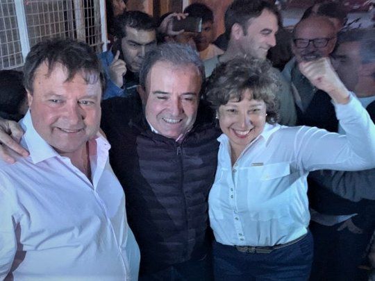 El gobernador de Río Negro, Alberto Weretilneck, y su sucesora en el cargo, Arabela Carreras, festejando junto al intendente electo de Viedma, Pedro Pesatti.