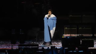 Javier Milei canta en el escenario del Movistar Arena, en una presentación frente a la militancia libertaria. Javier Milei canta en el escenario del Movistar Arena, en una presentación frente a la militancia libertaria.