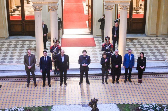 Javier Milei agasajó al Titán Sturzenegger por desmembrar el Estado a puro decreto.