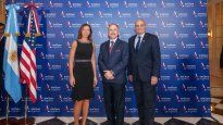 Peter Lamelas junto a los directivos de AmCham.
