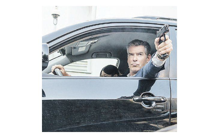 ámbito.com | Pierce Brosnan, lejos de los tiempos de “Goldeneye”, le da buena carnadura al agente Peter Devereaux del novelista Bill Granger.