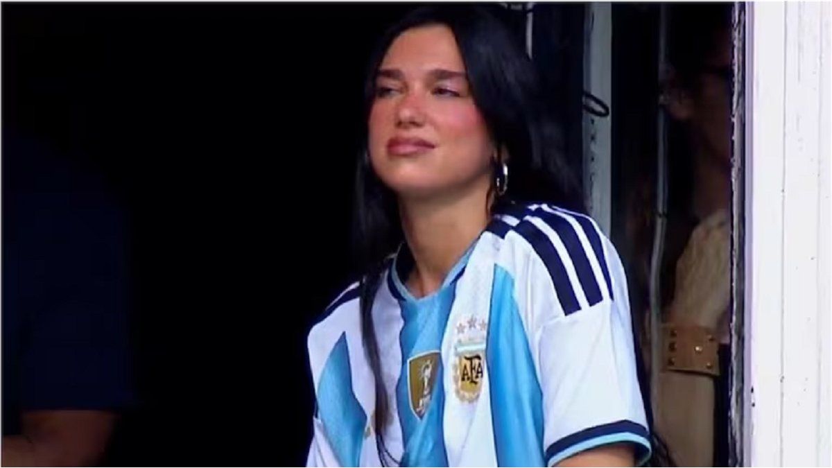 La presencia estelar de Dua Lipa en el Superclásico y la foto que se sacó con Riquelme