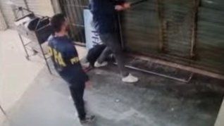 Las cámaras captaron cómo los federales ingresaron al kiosco por la fuerza