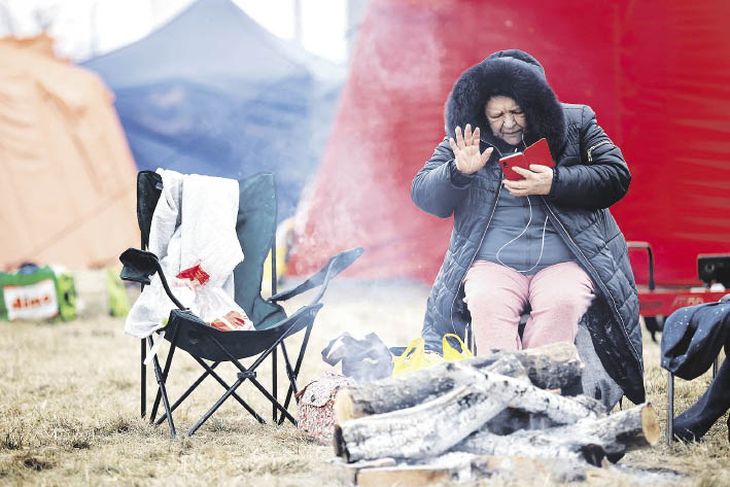 desolación. Un depósito militar ucraniano destruido en Sumy. Una refugiada ucraniana en un campamento improvisado cerca de Polonia.