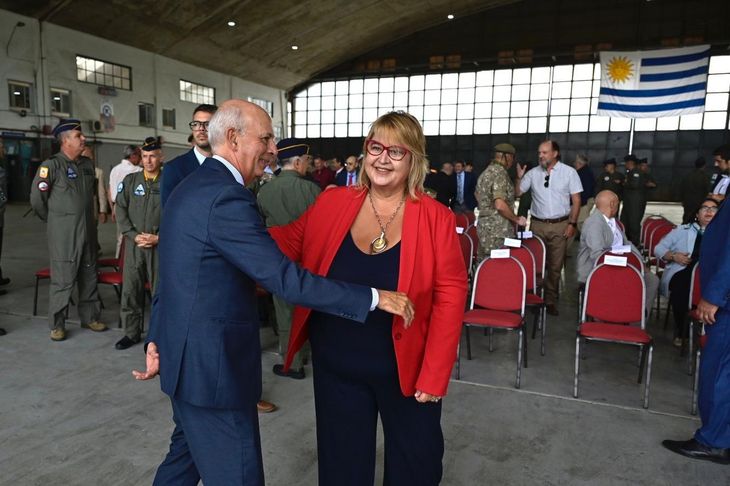 El exministro Javier García y la actual titilar de Defensa, Sandra Lazo, también se saludaron, pese a sus duros cruces por el caso Cardama. El exministro Javier García y la actual titilar de Defensa, Sandra Lazo, también se saludaron, pese a sus duros cruces por el caso Cardama.