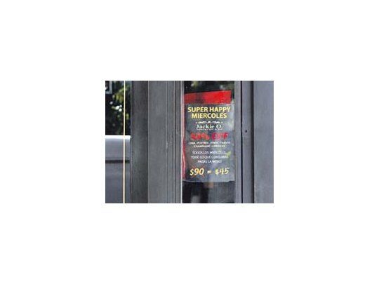 Los restoranes porteños recurren ahora a las ofertas para retener clientela.