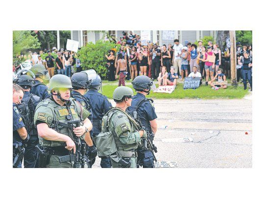 Crispación. La presencia policial se reforzó en Dallas, Texas, tras la masacre del jueves mientras los defensores de los derechos de los negros mantienen su pulso en las calles.