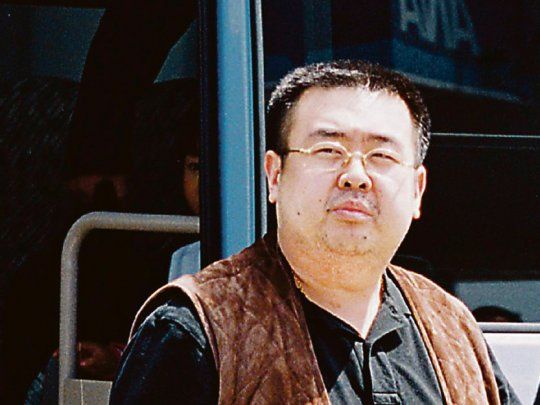 De película. Kim Jong-nam fue envenenado por un gas nervioso en un aeropuerto de Malasia. Las mujeres que lo rociaron, dijeron que fueron engañadas y que creyeron que era una broma para un reality show.