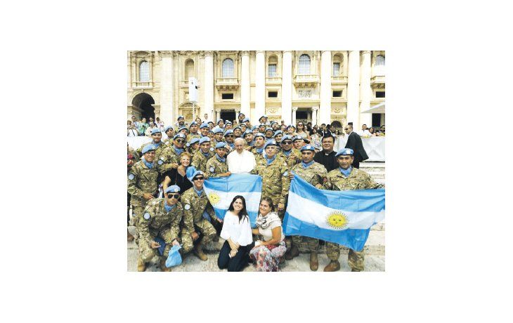ámbito.com | CASCOS PAPALES. El pasado 15 de junio los Cascos Azules argentinos fueron recibidos en la Plaza San Pedro por el papa Francisco.
