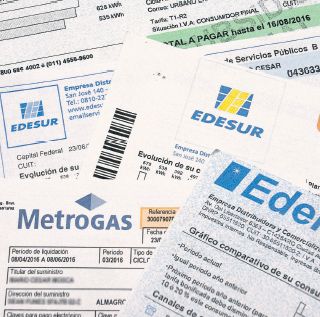 Facturas. No se emiten boletas de gas desde el 11 de julio, pero las de luz siguen llegando con los incrementos.