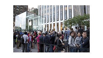 Se formaron largas filas de personas frente a los locales.