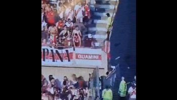 un hincha de river cayo desde una tribuna y esta internado en gravedad