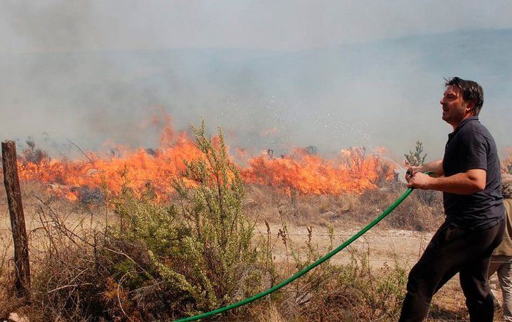 Damián de Santo, combatiendo el fuego este martes en&nbsp;Villa Giardino.