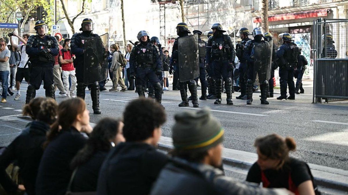 Francia atraviesa una tensa calma con ciudades bajo toque de queda y se prepara para nuevas protestas