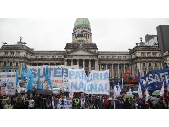 Docentes realizaron un acto en la plaza frente al Congreso para repudiar la represión policial de la noche del domingo cuando intentaron instalar una carpa itinerante.