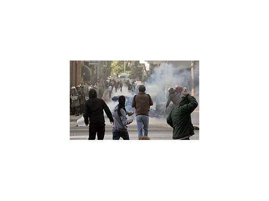 Los manifestantes destrozaron bancos, comercios y vehículos.