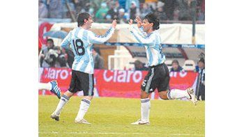 ámbito.com | Sergio Agüero y Lionel Messi festejan el gol argentino. Los juveniles se entendieron el sábado mejor que en los Juegos Olímpicos.