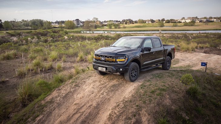 La F-150 Tremor ya está disponible en Argentina por $102.068.100. Se ofrece en Negro Ebony, Azul Metálico,  Blanco Oxford y Gris Avalanche.