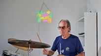 Joe Casciani practica batería desde que se jubiló como psicólogo.