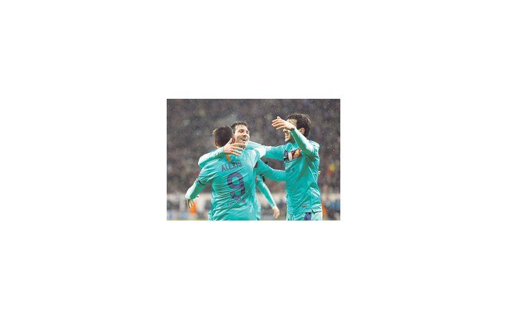 El saludo de Lionel Messi y Alexis Sánchez, las dos figuras de un Barcelona que casi aseguró su pase a cuartos de final.