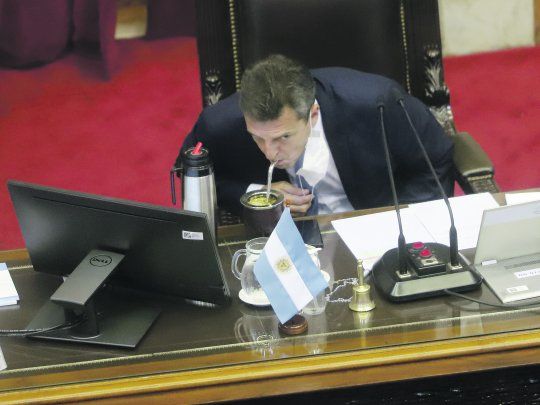 Mate. Sergio Massa amenizó la larga y tediosa sesión del sábado con mate. Ese gesto inusual en la presidencia primera fue casi a escondidas. Luego el presidente de la Cámara se relajó. La maratón cubrió todos los temas.&nbsp;&nbsp;