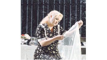 ámbito.com | Daniela Tabernig, una Jenufa soñada en “physique du rôle” , en una escena de la obra de Janácek.