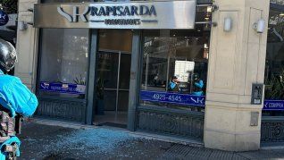 Roto. La inmobiliaria del presidente de Vélez sufrió el ataque de un hincha enojado por el presente del club de Liniers.