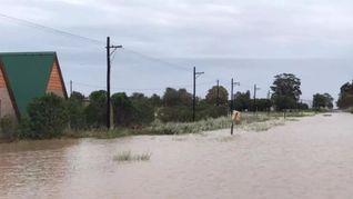 El intendente de Carmen de Patagones rescató a un matrimonio de una vivienda inundada por lluvias