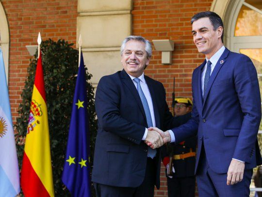 Alberto Fernández junto a Pedro Sánchez.
