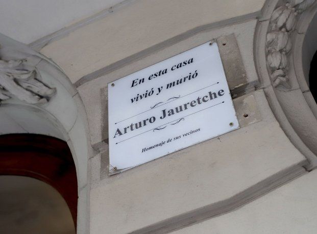 Una placa colocada en la fachada recuerda que Arturo Jauretche vivió y murió en este edificio de Esmeralda 886, donde residió durante los últimos años de su vida Una placa colocada en la fachada recuerda que Arturo Jauretche vivió y murió en este edificio de Esmeralda 886, donde residió durante los últimos años de su vida