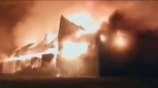 El gran incendio en Moreno requirió del trabajo de 16 dotaciones de bomberos para ser controlado.