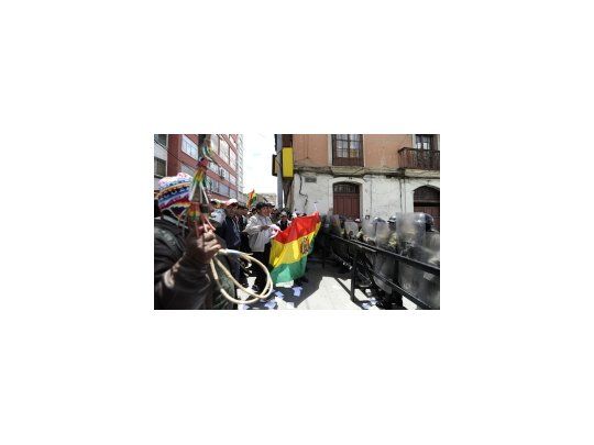 Ahorristas bolivianos se agolparon en las puertas de los bancos para reclamar la devolución de su dinero.