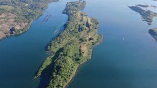 Se trata de la isla llamada Eilean Righ, con acceso a barcos provenientes de diferentes puertos y a 20 minutos en helicóptero desde el aeropuerto internacional de Glasgow, en el Reino Unido. Se trata de la isla llamada Eilean Righ, con acceso a barcos provenientes de diferentes puertos y a 20 minutos en helicóptero desde el aeropuerto internacional de Glasgow, en el Reino Unido.