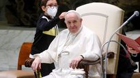un nino le robo el solideo del papa francisco