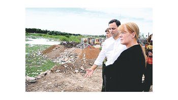 La candidata por el Frente Amplio Progresista Cívico y Social, Margarita Stolbizer, recorrió un barrio construido sobre un basural en José León Suárez, y dialogó con los vecinos sobre la problemática de los basurales a cielo abierto y la falta de agua potable en el lugar. Stolbizer estuvo acompañada por el concejal Daniel Ivoskus.