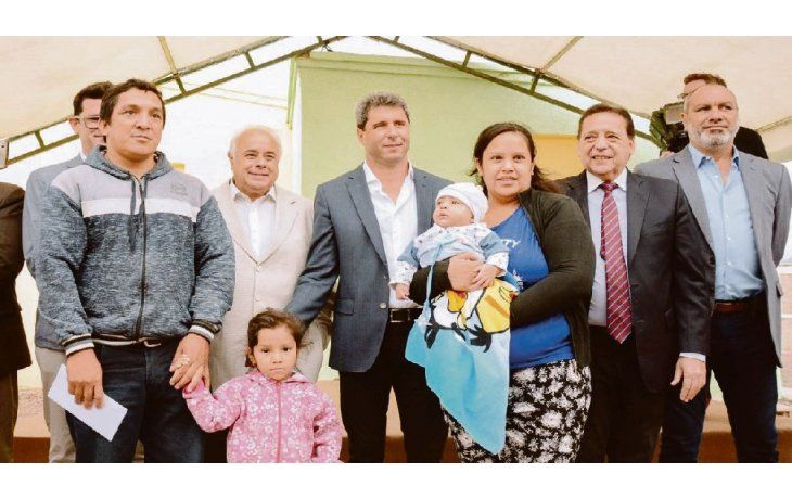 inflación. En la entrega de viviendas, Uñac cuestionó suba de precios.