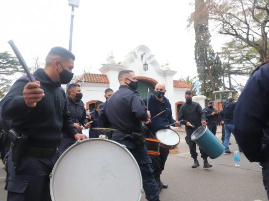 Protesta de la policía bonaerense frente a la quinta presidencial de Olivos.