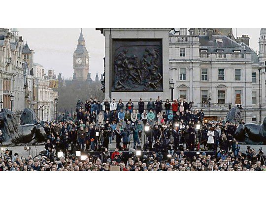 HOMENAJE. Cientos de londinenses rindieron ayer tributo a las víctimas del atentado con una vigilia en la céntrica plaza de Trafalgar, a pocos minutos del lugar donde fueron asesinadas tres personas.