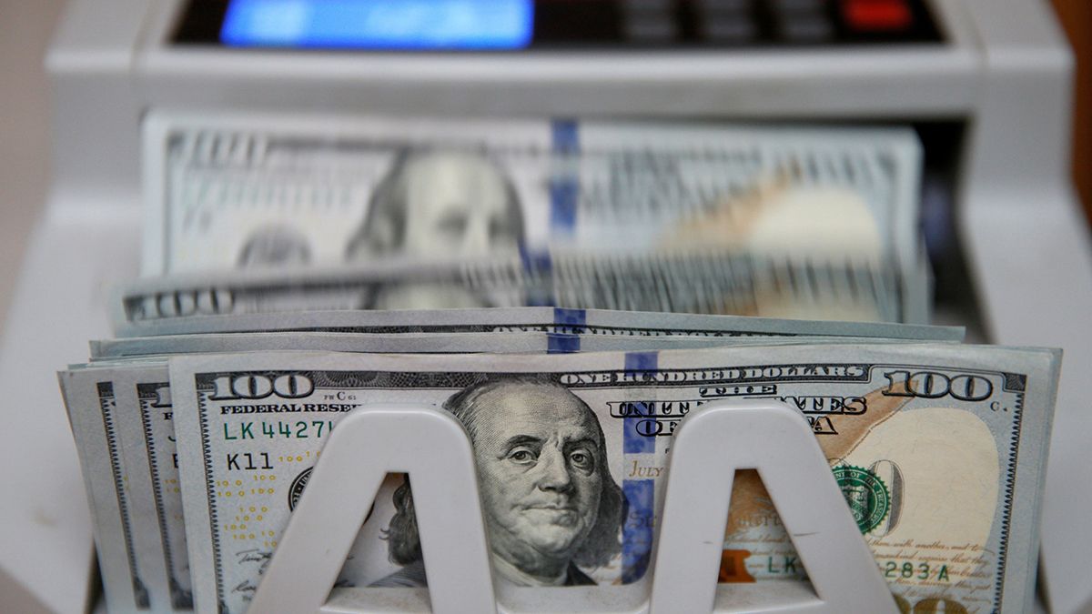 The dollar rose slightly and added its second consecutive day to the rise