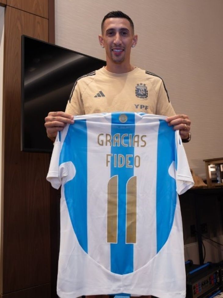 Ángel Di María posing with the shirt given to him by the AFA. Ángel Di María posing with the shirt given to him by the AFA.