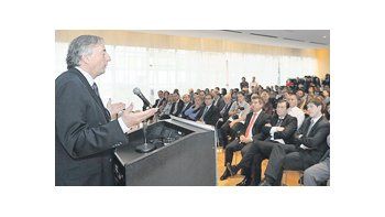 ámbito.com | Néstor Kirchner disertó ayer en el Observatorio Latinoamericano de la New School University, de Nueva York. El tema: «América Latina en ascenso: Unasur resolviendo problemas, dando voz, construyendo el futuro».