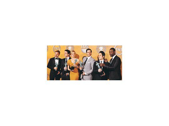 El «cast» de la película de Tarantino con los premios del sindicato de actores. Christoph Waltz (Izq.) se llevó también el de mejor actor de reparto por su interpretación de un nazi en el mismo film.